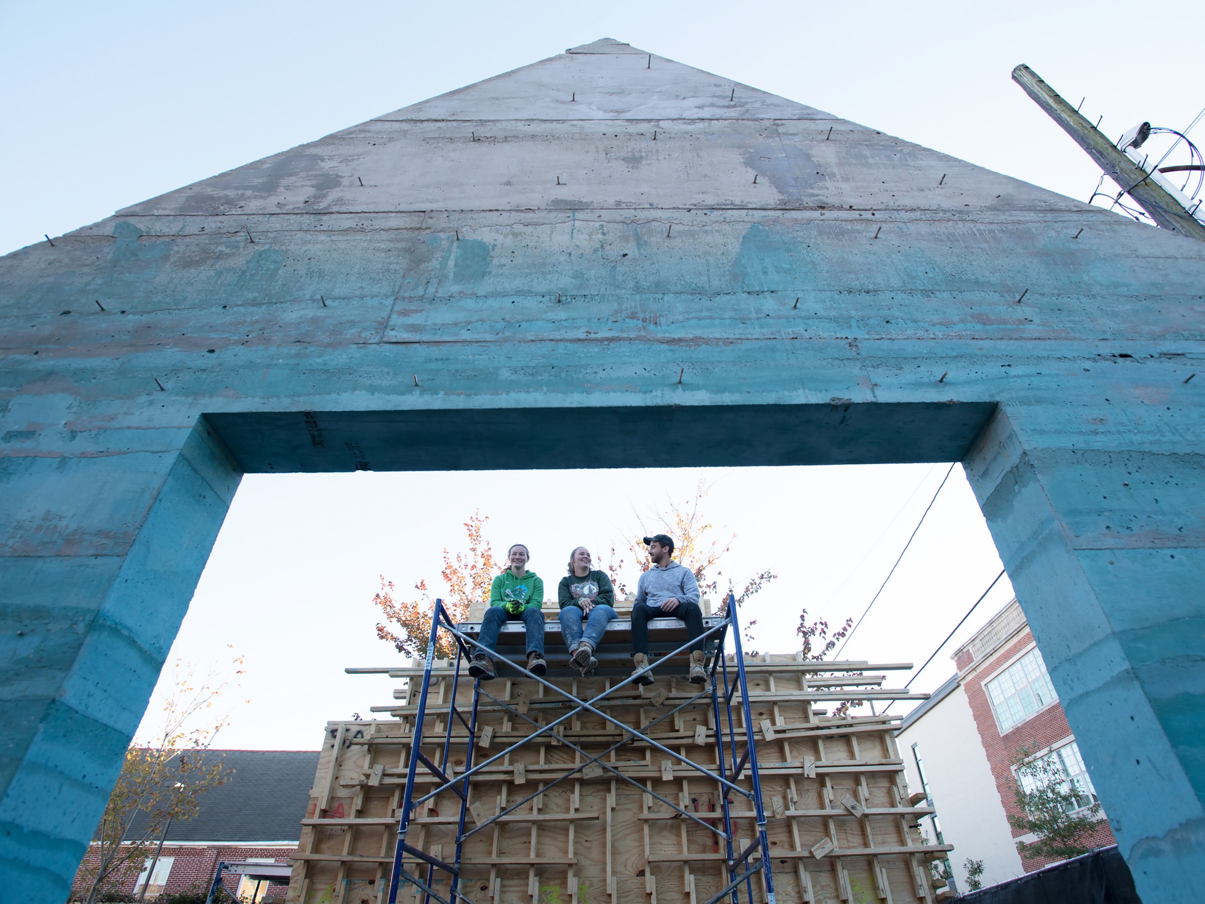 Students and faculty frequently collaborative with community partners, such as Groundwork New Orleans’ Earth Lab to design and build an outdoor classroom, entryway, and event space to enhance its visibility and functionality for its educational programming.