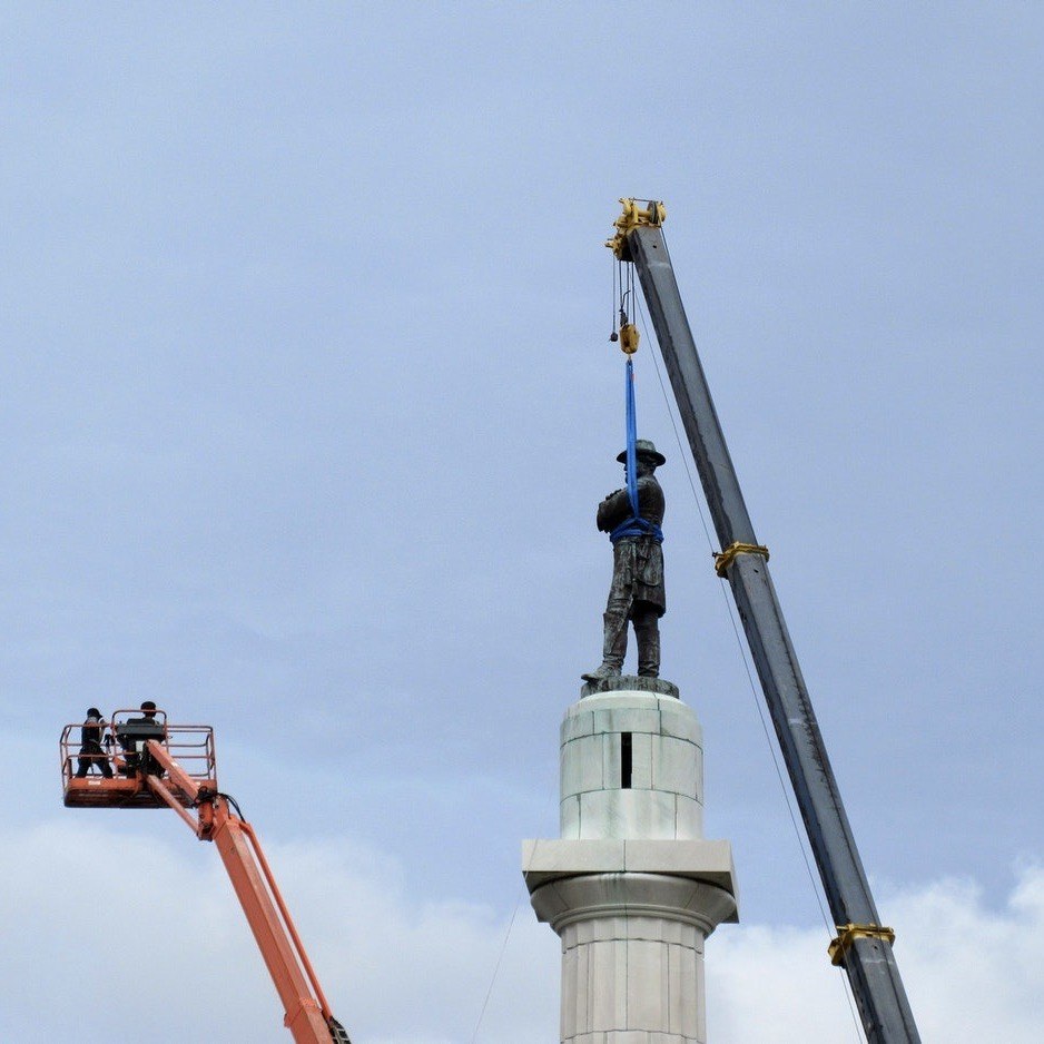 Photo of crane removing statue 