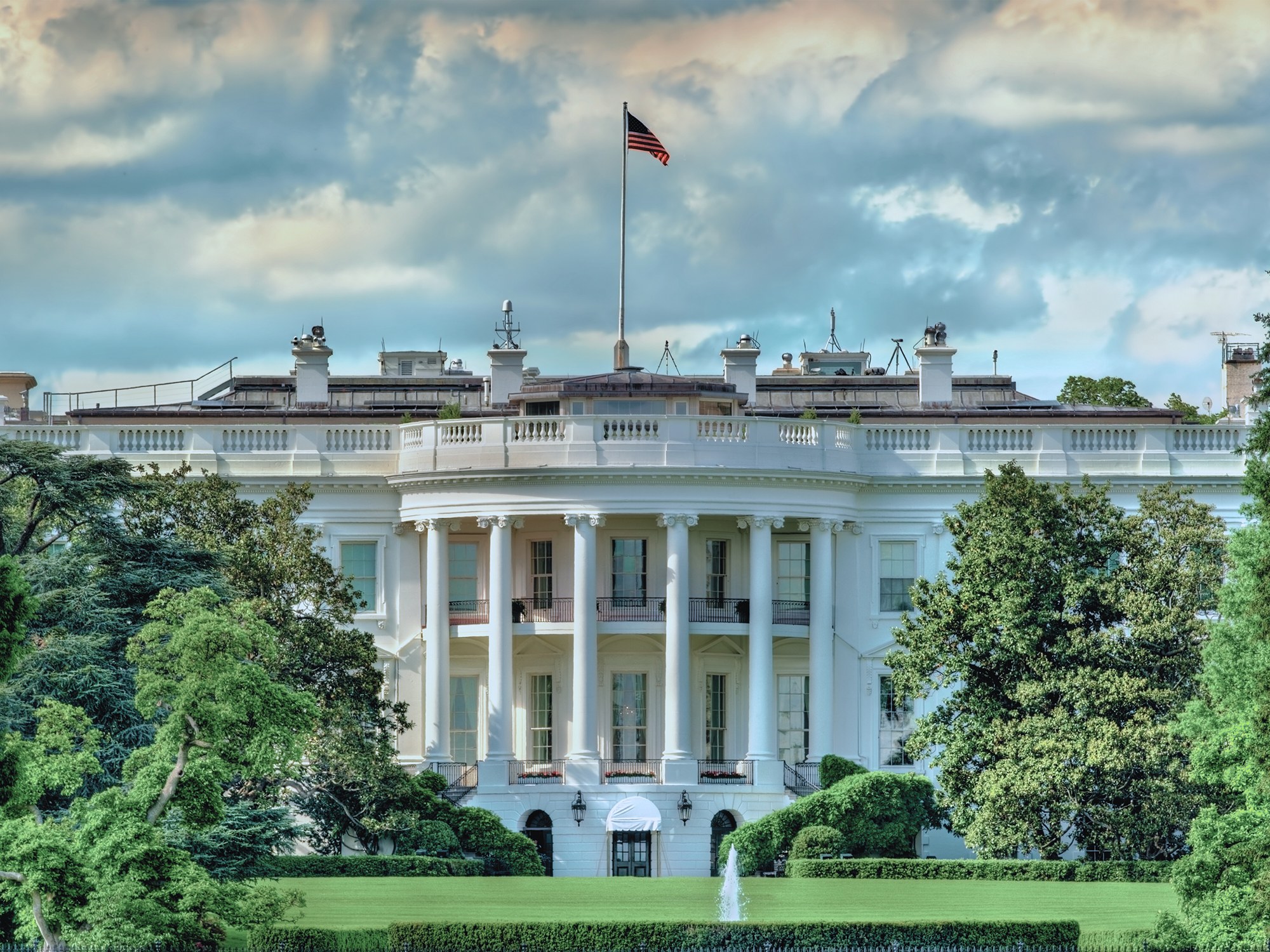 Exterior photo, view of back of The White House in D.C.