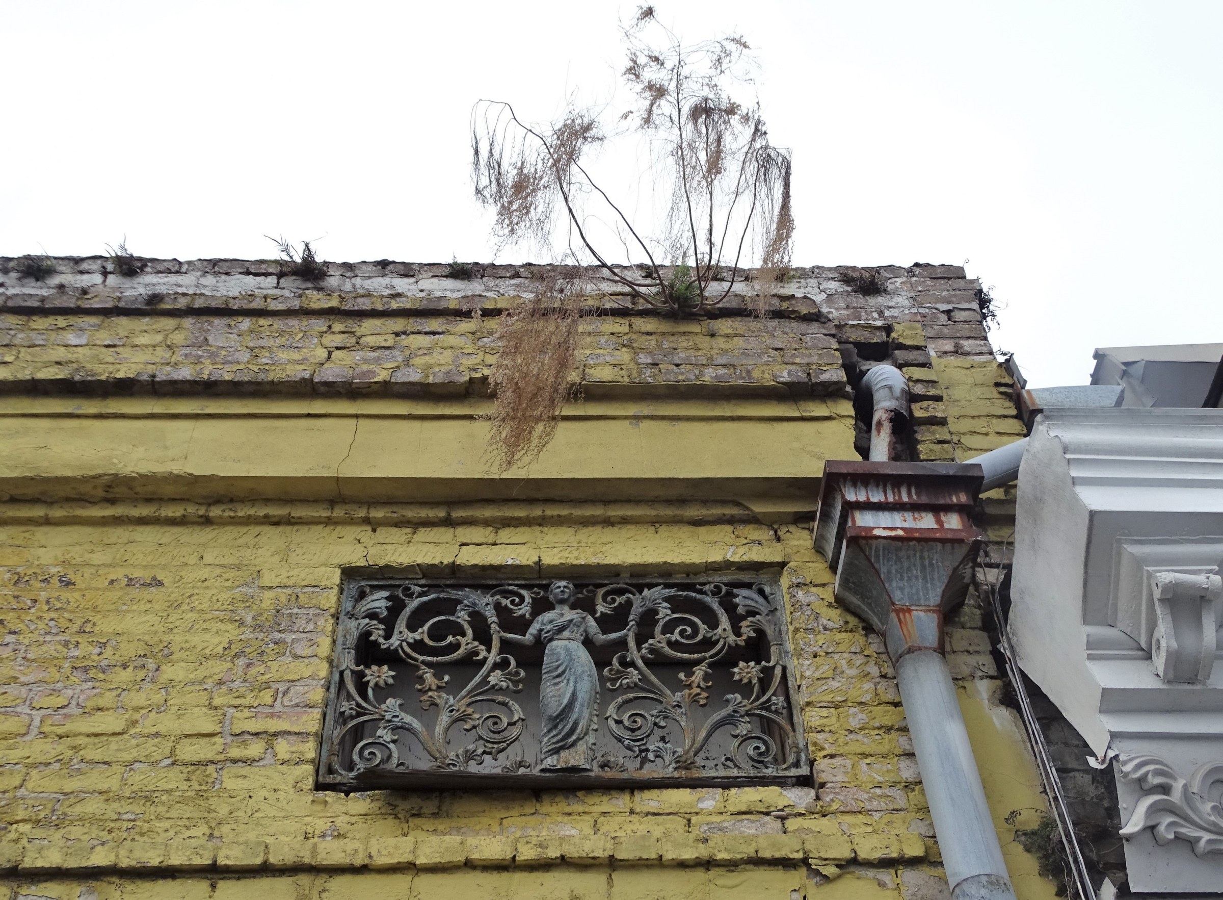 1830s cast iron work of building